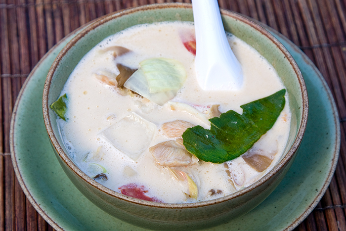 Sopa de pollo thai