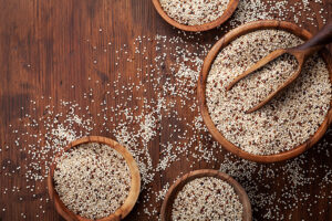 Mixed,Quinoa,In,Bowl,On,Wooden,Kitchen,Table,Top,View. 0