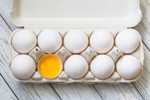 Close-up,Of,Fresh,White,Organic,Chicken,Eggs,In,The,Paper 0